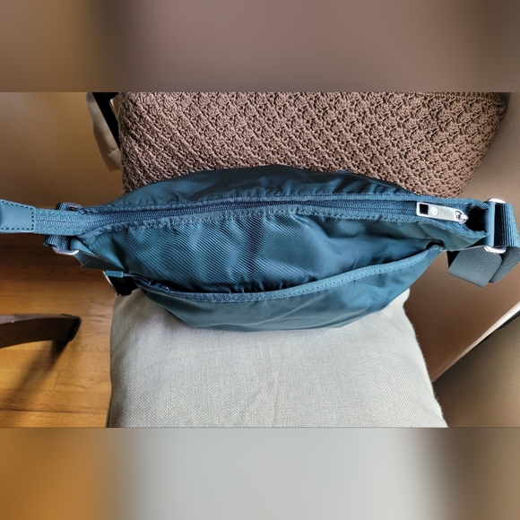 NWOT- Lululemon Gym Shoulder/City Bag - Picture 5 of 16